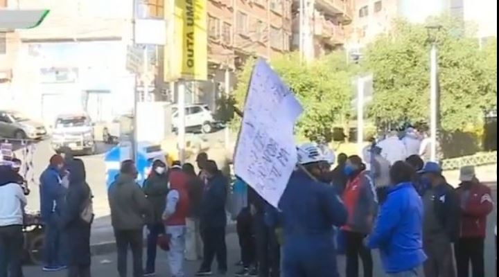 Choferes marchan en La Paz, piden aumento de pasajes en 0,50 centavos