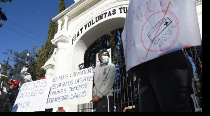 Bloquean ingreso al cementerio en rechazo a fosas comunes y cremación, en Cochabamba