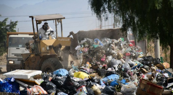 Cochabamba retira su basura tras acuerdo con vecinos del relleno