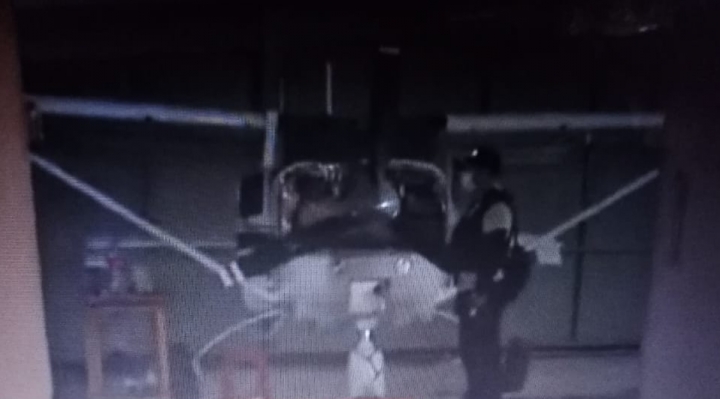 Policía halla más de 1.000 litros de jet fuel ilegal en un hangar cruceño