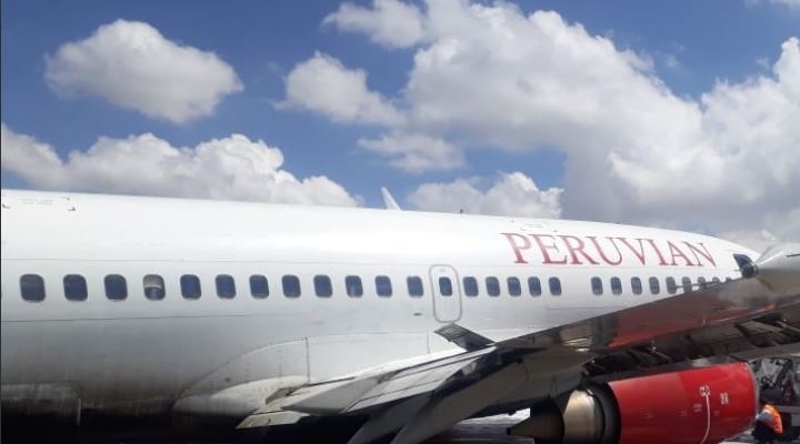 Un avión Boeing 737-500 de Peruvian Airlines sufre un percance en aeropuerto de El Alto