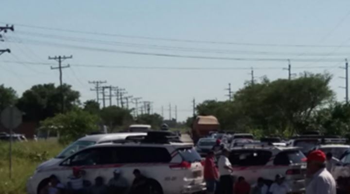 Transportistas bloquean las vías de acceso a la ciudad de Santa Cruz
