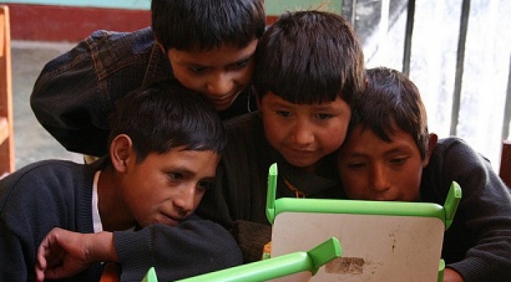 Perú compró 840.000 tabletas para sus escolares y así combatió los problemas de la pandemia 
