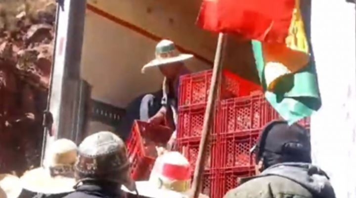 Bloqueadores saquean mercadería de cinco camiones en la carretera Cochabamba Oruro