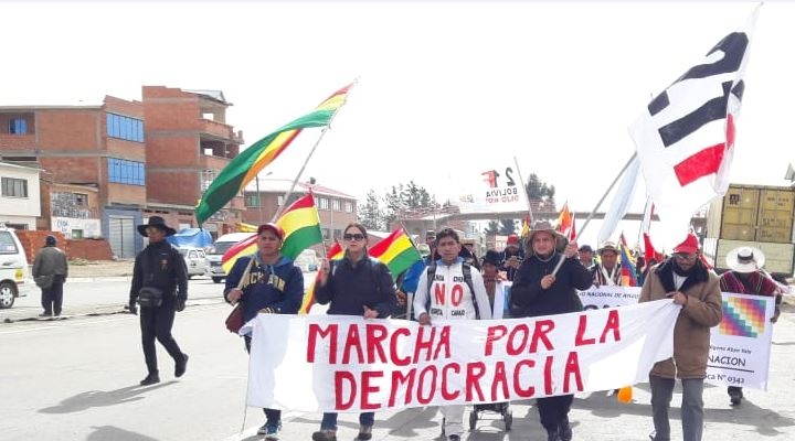 Tres grupos de marchistas se dirigen a La Paz para exigir al TSE la inhabilitación de Evo y Álvaro
