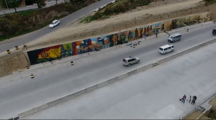La autopista La Paz-El Alto luce renovada con nuevas mallas, murales y pasarelas