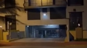 El video que muestra escombros y agua en el garaje del edificio en Miami minutos antes de que este colapsara
