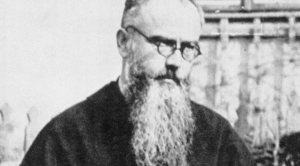 Quién fue el padre Kolbe, el franciscano que murió hace 80 años en Auschwitz y es considerado el “santo del Holocausto”
