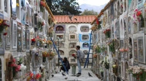 Alcaldía prepara “gran mesa” para llegada de almas y altar para "ñatitas" en Cementerio General