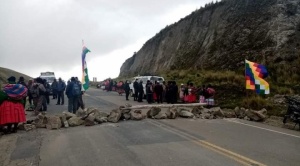 Movimientos “antivacuna” instalan al menos 4 puntos de bloqueos en La Paz y Cochabamba