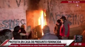 En El Alto, vecinos incendian la casa del hombre acusado de abusar a 77 mujeres
