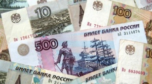 Se desploma el rublo y se registran largas filas en los bancos rusos