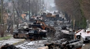 El cementerio de cadáveres y tanques quemados en Bucha, un suburbio de Kiev, tras la retirada de tropas rusas