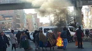 Bajo amenaza de multas, padres de familia bloquean por segundo día en El Alto 