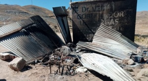 En Oruro, mineros atacan y queman carpas de comunarios que protestaban por contaminación