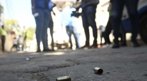 Reportan dos heridos de bala en el operativo de recaptura de reos en Santa Cruz