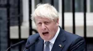 Boris Johnson anuncia su renuncia y asegura que seguirá como primer ministro hasta que su partido elija a un nuevo líder 