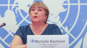 Bachelet se despide con críticas a la guerra y a la represión
