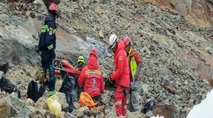 Bomberos trabajaron por 19 horas para el rescate de escaladores; uno de ellos murió