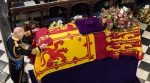 Termina funeral público de Isabel II con el descenso de su féretro a la cripta real en Windsor 