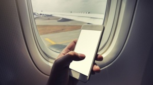 El verdadero motivo para poner el celular en modo avión cuando volamos 