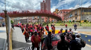 Ponchos rojos de Omasuyos, otrora leales al MAS, cercan a Arce, exigen obras y un "cuartel militar-sindical"  1