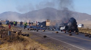 Grave accidente en la carretera Oruro - Challapata entre un tráiler y un camión lleno de garrafones