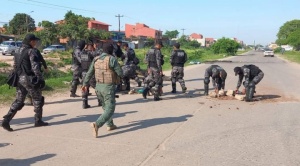 La Policía y grupos de choque comienzan a desbloquear en Santa Cruz 