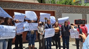 Periodistas de Bolivia presentan carta a Del Castillo y realizan plantón ante las constantes agresiones