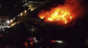Incendio devora fábrica de plásticos en el Parque Industrial de Santa Cruz