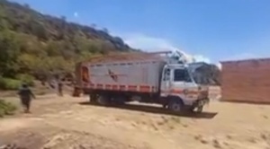 Policía aprehende a más de 10 avasalladores en Santa Cruz y echa a 40 familias en Cochabamba