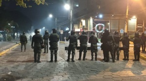 Policía reprime vigilia pese a promesa de no agresión, Del Castillo culpa a "irregulares" 