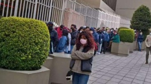 Hay una larga fila en el Banco Central de Bolivia para comprar dólares