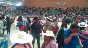 Evistas y arcistas se acusan del atentado con gas lacrimógeno en un congreso de las bartolinas en Cochabamba 