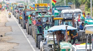 Soyeros y cañeros cruceños protagonizan un “tractorazo”, piden derogar el D. S. 4910