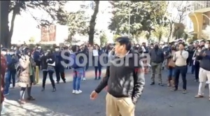 Exempleados del Banco Fassil bloquean la carretera Santa Cruz - Cochabamba; hay protestas en La Paz