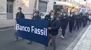 Trabajadores del Banco Fassil se movilizan para exigir pago de sueldos