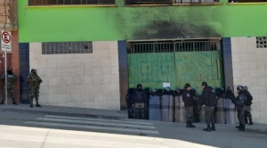 Clausuran el mercado ilegal de coca que dirige Arnold Alanes; efectivos de la Felcn cerraron las puertas de la institución paralela