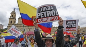 Colombianos protestan contra el gobierno de Gustavo Petro