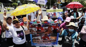 Familiares de reos en El Salvador piden liberación de "inocentes" en medio de régimen de excepción