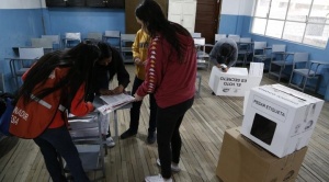 González y Noboa encabezan resultados, con el 19% de los votos escrutados en Ecuador