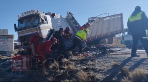 Dos vehículos de alto tonelaje chocan en Potosí y dejan cuatro muertos