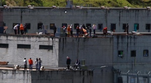 Policías y guardias carcelarios continuan retenidos en la cárcel de Cuenca en Ecuador