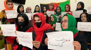 Mujeres periodistas afganas describen la vida bajo la misoginia de los talibanes 1