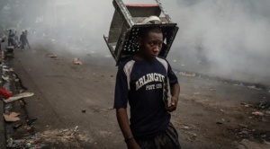 Haitianos que huyen de bandas armadas acampan en plaza principal de Puerto Príncipe