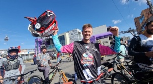 Ciclista Aaron Chase da inicio a una caravana ciclística por el Día del Peatón