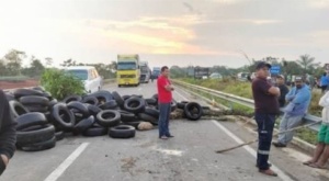 Pobladores de Bulo Bulo bloquean en el puente Ichilo y se suspenden los viajes por esa ruta