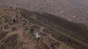 El "muro de la vergüenza" en Lima, que divide a ricos de pobres, será demolido