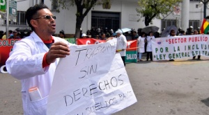 Un especialista propone tres soluciones para contrarrestar el colapso de la salud en Bolivia