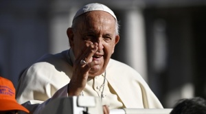 Curas argentinos defienden al papa Francisco del candidato a la presidencia Milei
